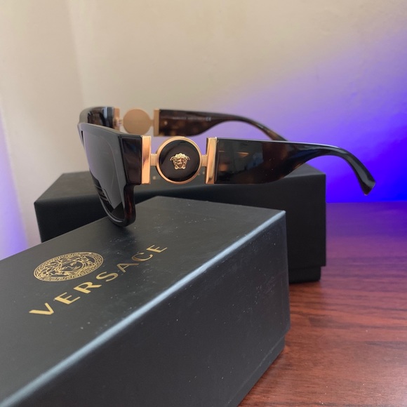 Versace’s men’s sun glasses - Picture 4 of 6